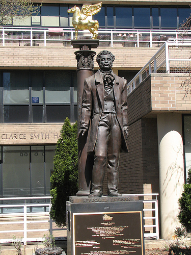  Памятник А.С. Пушкину в Университете Джорджа Вашингтона