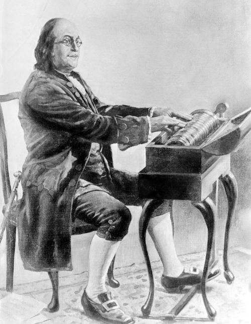 Бенджамин Франклин играет на стеклянной гармонике...