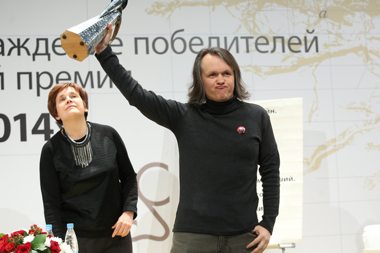Алексей Цветков-младший с наградной статуэткой "НОС"