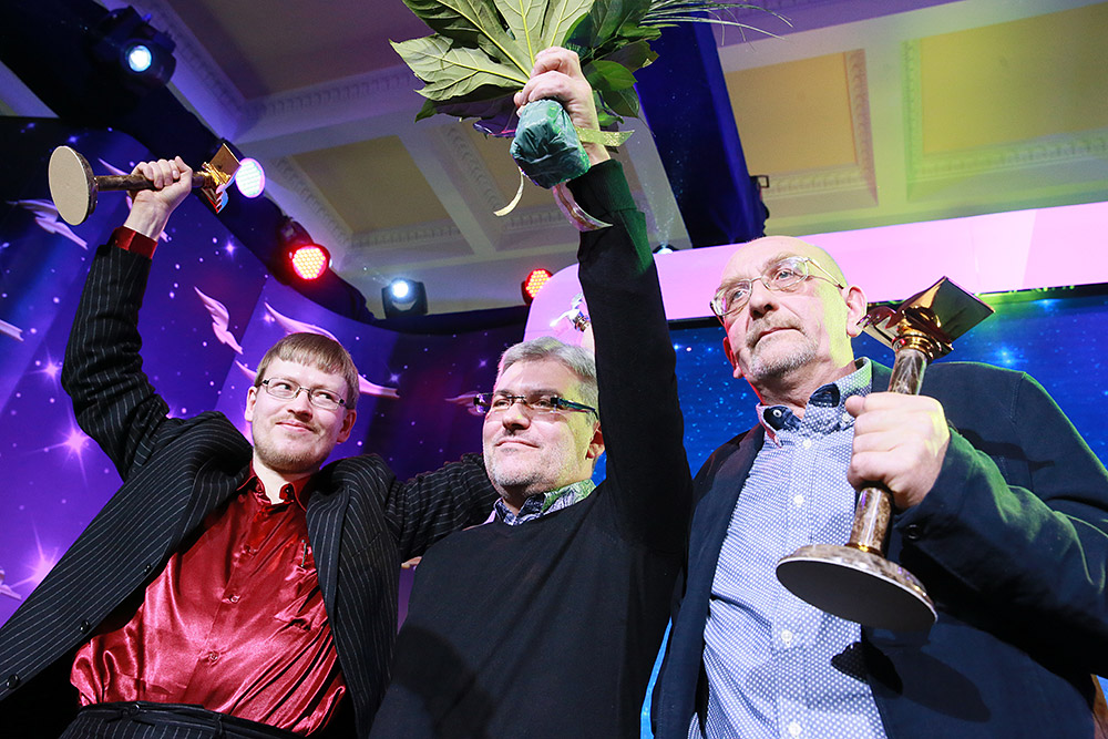 Евгений Водолазкин (в центре) на церемонии вручения премии "Большая книга" с Сергеем Беляковым и Юрием Буйдой