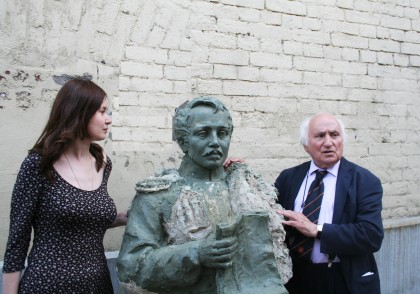 Мария Королева (род Лермонтовых) и Ричард Демарко (Европейский Культурный Фонд) с моделью памятника Лермонтову.