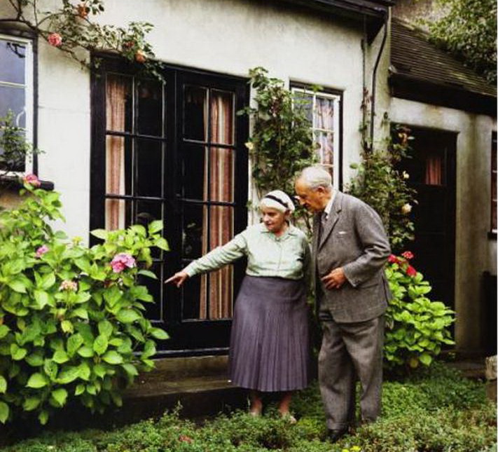 JRRT с Эдит возле дома, 1966 г.