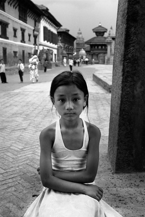 Юрий Рост. Девочка на площади Бхактапура. Непал